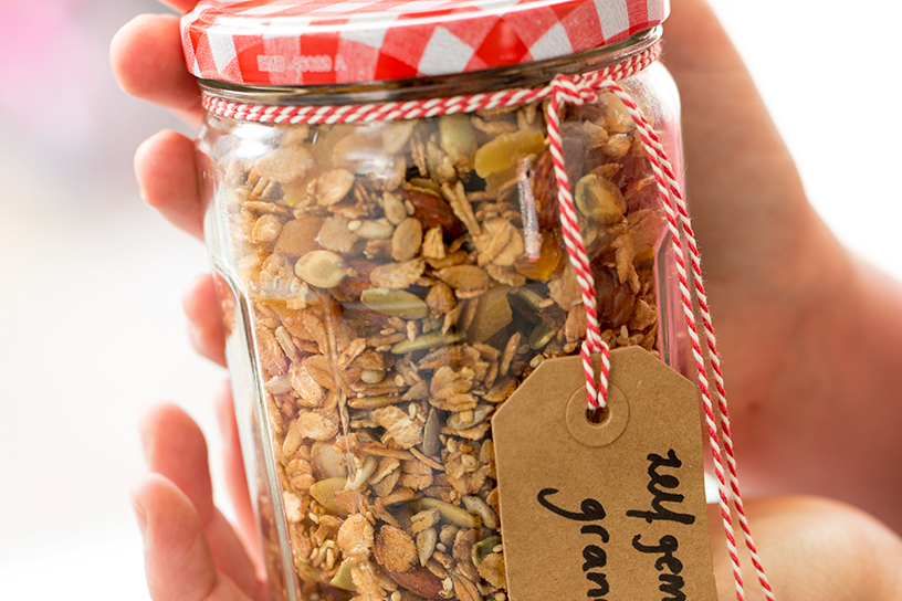 glazen jampot met zelfgemaakte granola